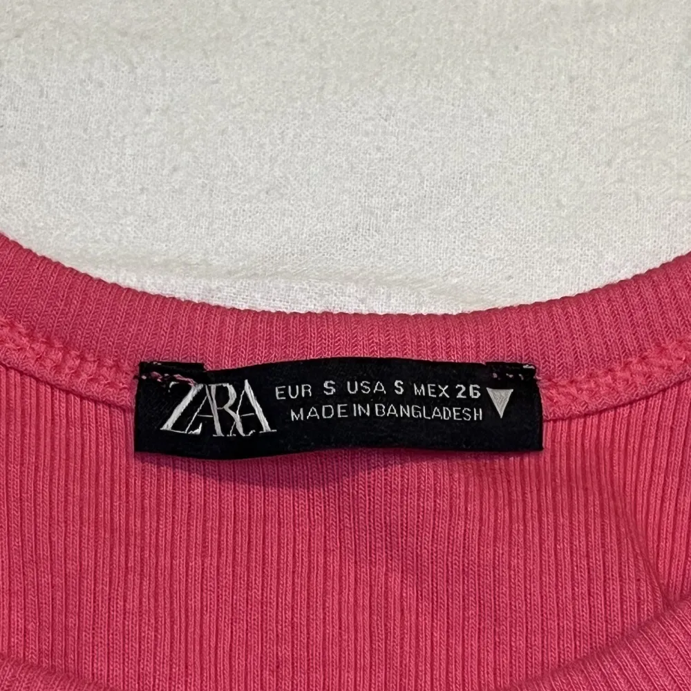 Rosa Zara linne i storlek S men funkar för en Xs!. Toppar.
