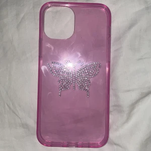 iPhone 12 skal - iPhone 12 skal från hm, knappt använt 5 diamanter har åkt av men 3 av dom hade redan åkt av när ja köpte den💕i färgen lila 