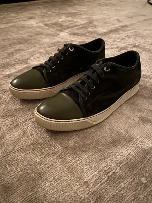 Lanvin - Säljer dessa olive gröna Lanvins. Storlek 7 (42). Skick 7,5/10. Skriv för fler bilder eller frågor. Pris går att diskuteras.