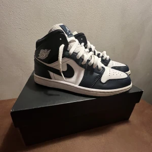 Jordan 1 Mid Armory Navy - Säljer dessa Jordan 1 Mid Armory Navy åt min kompis. Köpta för 3200 kr på restocks kommer med original box och klister lapp med att dem är verifierade av restocks. Använda fast i bra skick inga större defekter. Köparen står för frakten.