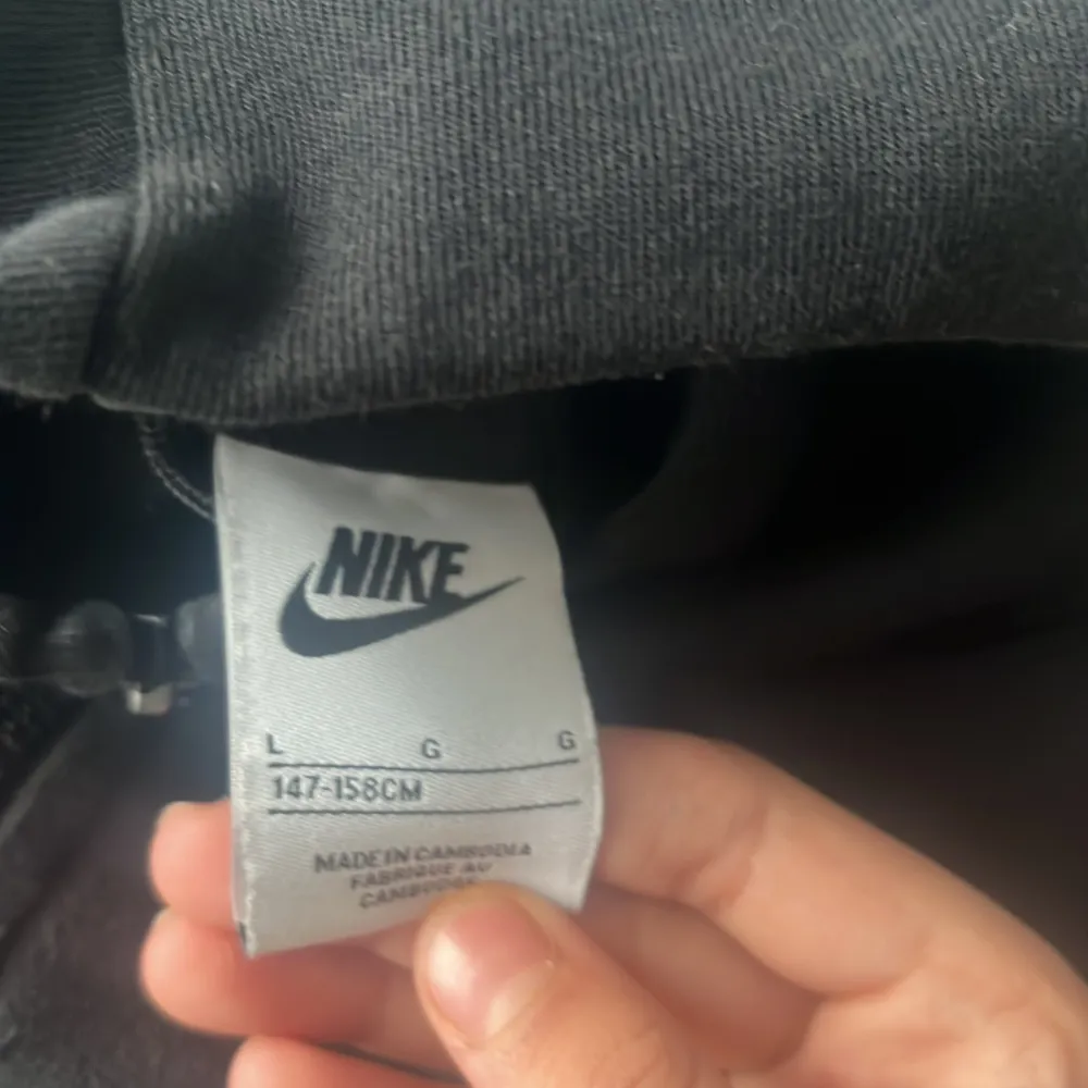 En Nike teech fleece som jag köpte ungefär i sommars. Den är i jätte bra skicka och bara använd lite. Säljes pga av låg användning. Den är storlek 147-158 cm. Bara att kontakta för frågor. ÄKTA!! (TRYCK INTE PÅ KÖP NU). Tröjor & Koftor.