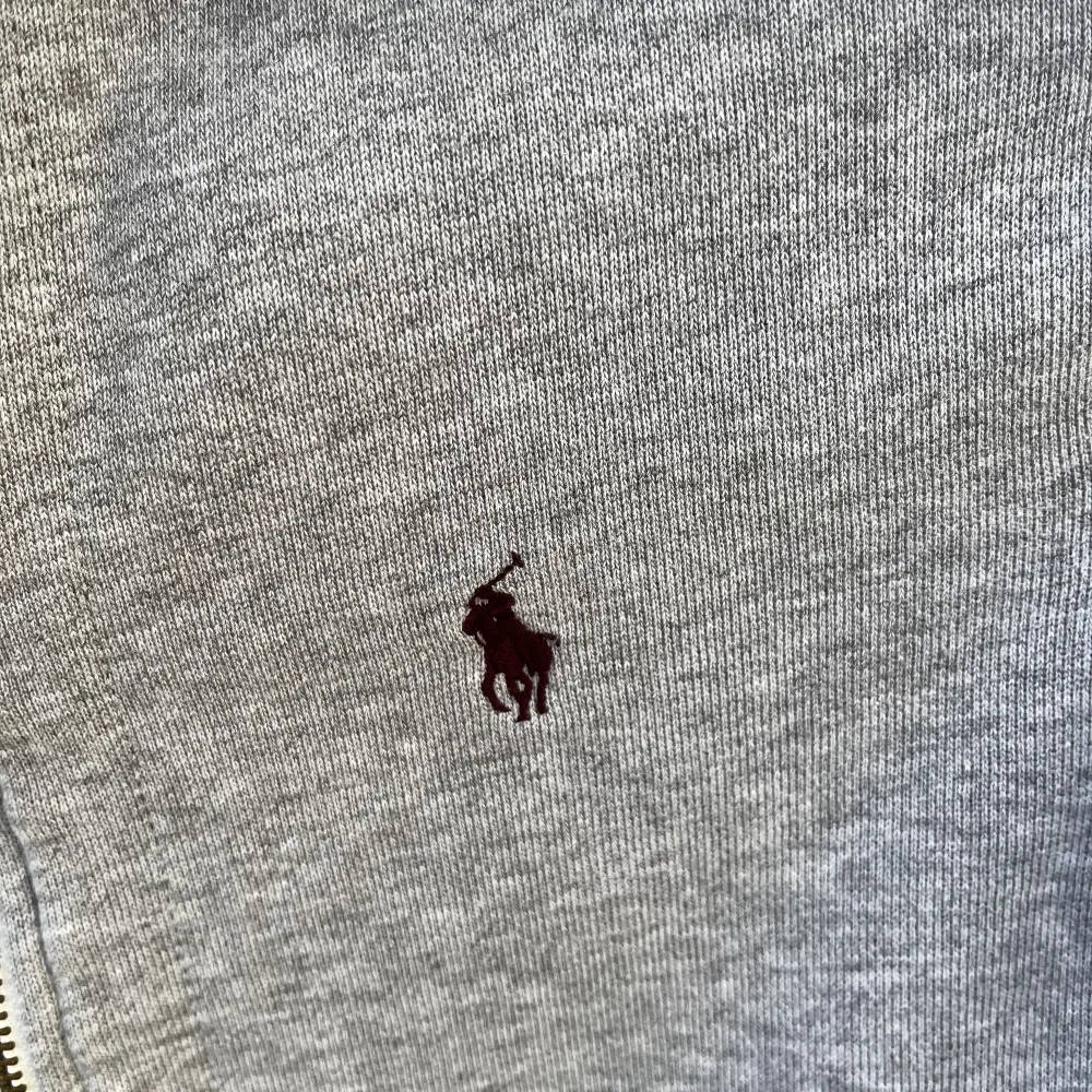 Fin Ralph Lauren zip hoodie, används inte längre. För fler bilder kom DM!. Hoodies.