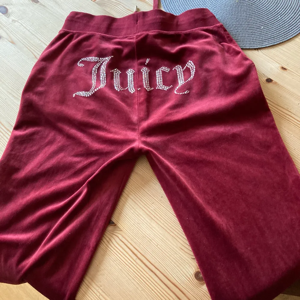 Hej!☺️Jag säljer min juicy byxor då jag knappt använder dem eftersom dem är för stora:/ Jättefin mörk/rost röd! Priset går att buda lite på:). Jeans & Byxor.