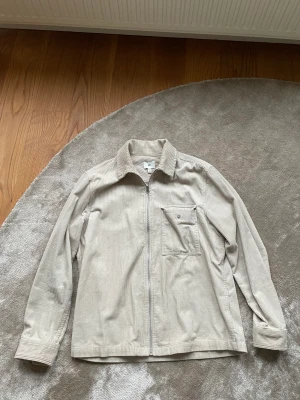 Manchesterjacka/Over shirt - En vit Manchesterjacka/Over shirt från H&M. Storlek: M