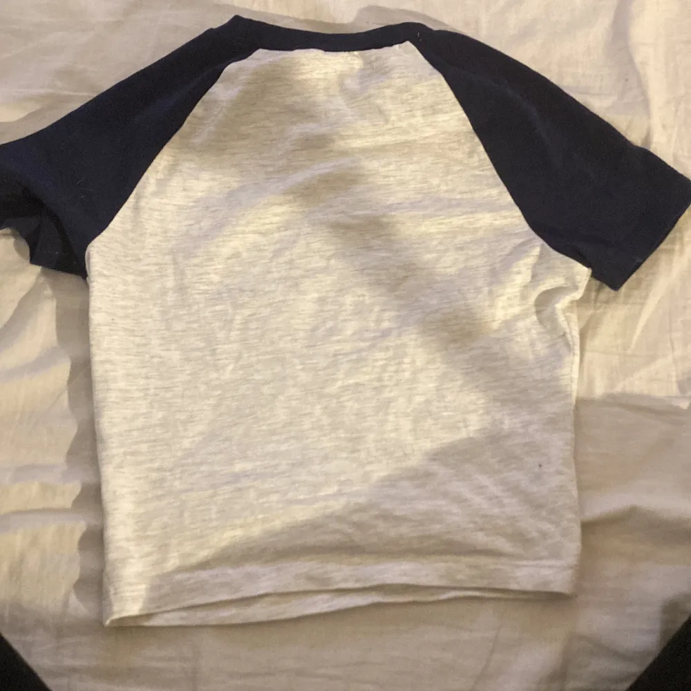 Cropped tröja/t-shirt med mörkblå kanter storlek XS från H&M divided . T-shirts.