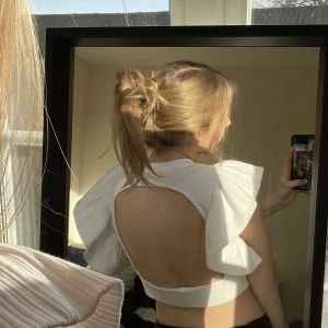 Zaratopp - Världens finaste topp från ZARA! Endast använd 1 gång och finns inga tecken på användning!❤️‍🔥💐