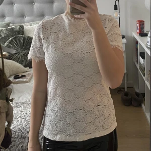 Tröja - En spetströja från Gina tricot i fint skick. Storlek M