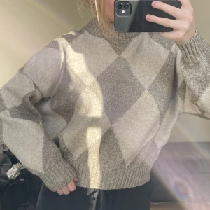 Stickad tröja - Fin tjocktröja! S men oversized och passar även M och möjligen L. Endast använd ett fåtal gånger och som ny!!❤️‍🔥