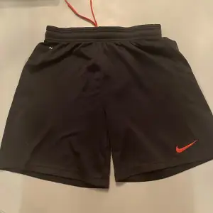 Använda Nike shorts med revor i bak. Se bild.
