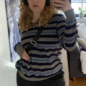 Ziptröja - Säljer denna fina Ziptröja då den inte kommer till användning längre. Jätte fin och i bra skick. (Säljer även en liknande fast i andra färger) 💗💓storlek XL men sitter så på mig som vanligtvis bär M 