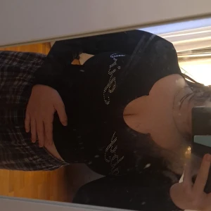 Crop top - En crop top från shein väldigt tajt på mig säljer därför den strl står inte men är rätt säker på att det är xs