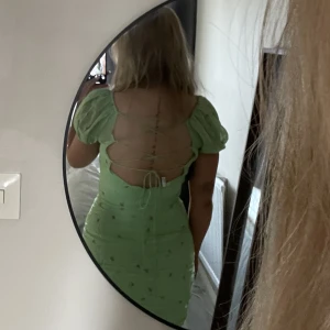 Sommarklänning  - Ljusgrön kort sommarklänning med snörning i ryggen!✨ köparen står för frakt 60kr 