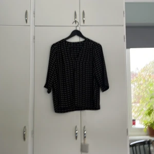 Blus - Svart med bruna och gråa detaljer