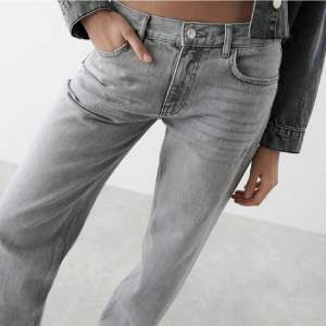 Säljer mina gråa low straight jeans från Gina tricot. Köpte dessa för inte alls länge sedan och använt ca två gånger, som nya! Skriv om ni är intresserade eller har några frågor💗helt slutsålda på hemsidan