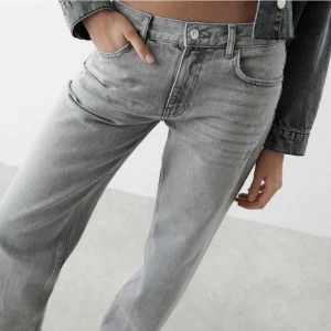 Grå jeans Gina  - Säljer mina gråa low straight jeans från Gina tricot. Köpte dessa för inte alls länge sedan och använt ca två gånger, som nya! Skriv om ni är intresserade eller har några frågor💗helt slutsålda på hemsidan