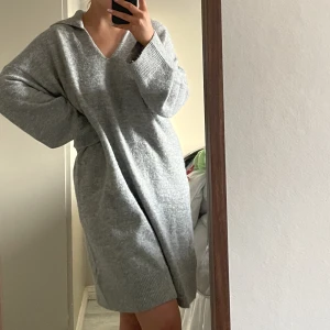 Grå stickad klänning  - En grå stickad klänning, oversized, stretchig och inte stickig!✨ köparen står för frakt 60kr 