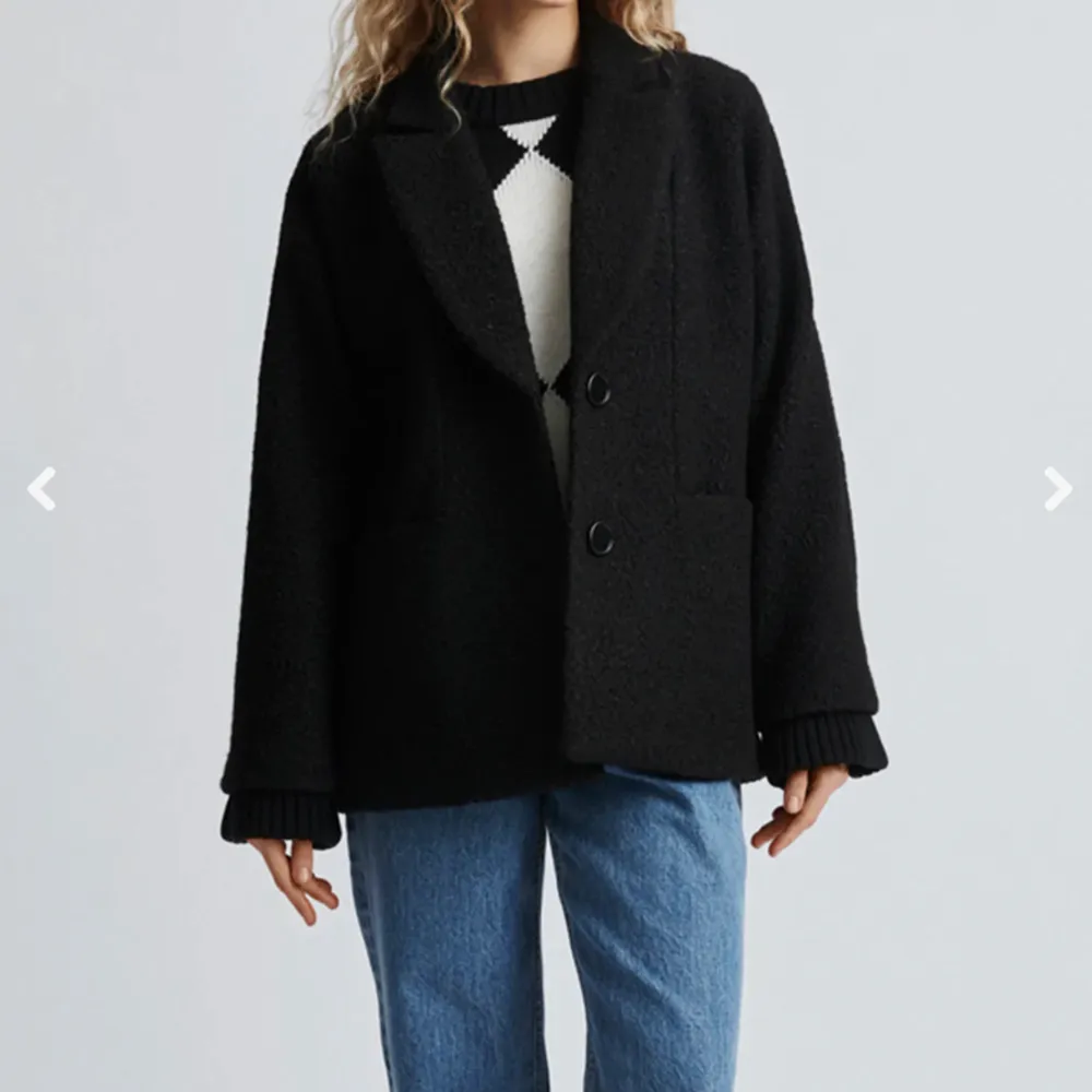 Säljer denna fina kappa, den är varm och passar till allt! Köpt för 3 999 kr. Jackor.
