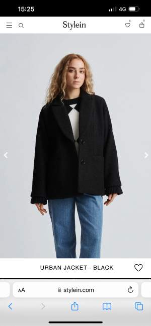 Säljer denna fina kappa, den är varm och passar till allt! Köpt för 3 999 kr