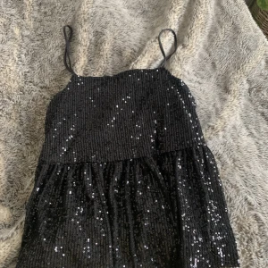 Linne - Snyggt och trendigt paljettlinne från Zalando (PIECES). Passar perfekt till fest💕