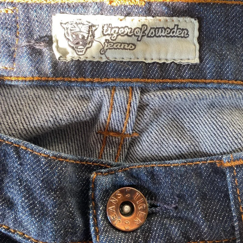 Tiger Of Sweden jeans i fint skick, lågmidjad med lite bootcut.  Storlek 27/34. Mått:  Midjebredd (under naveln) 35cm, Höftbredd 45cm, Grendjup 20cm & Innerbenslängd 86cm. . Jeans & Byxor.