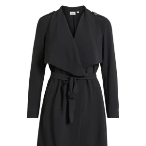 Lång kappa - Säljer den här jätte fina kappan jag köpte för ett par år sedan men endast använd 1 gång men blivit för liten nu Den går till låren och är i super fin kondition  Köptes för 700kr. Kan jättegärna skicka fler bilder på hur den ser ut! 💕