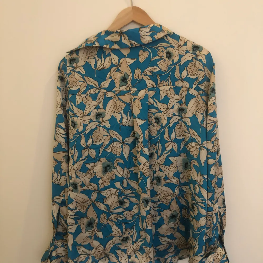 Mönstrad skjorta/blus från Zara i turkost/blått/vitt. Blankt tyg, exklusiv look. . Skjortor.