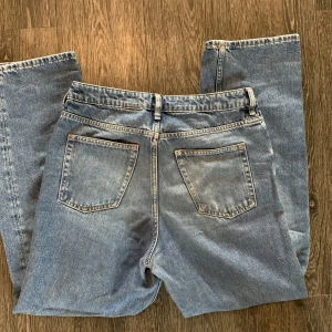 Vida jeans! - Vida jeans ifrån H&M, väl använda men inga fläckar eller annat förekommer! Vid intresse tveka inte på att höra av dig, vid eventuellt köp står köparen för frakten och betalning sker innan varan skickas🤗 Priset kan diskuteras ☺️
