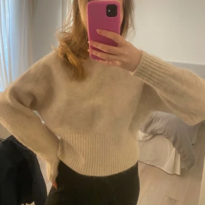 Beige stickad tröja - Köparen står för frakten!