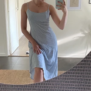 Brandy Melville lång klänning  - Säljer denna långa ljusblåaklänningen från brandy Melville då den inte kommer till användning. Den har även en knytning där bak (se sista bilden tagen från brandys hemsida. Klänningen är i 100% viskos. Kan mötas i Stockholm annars står köparen för frakt💖