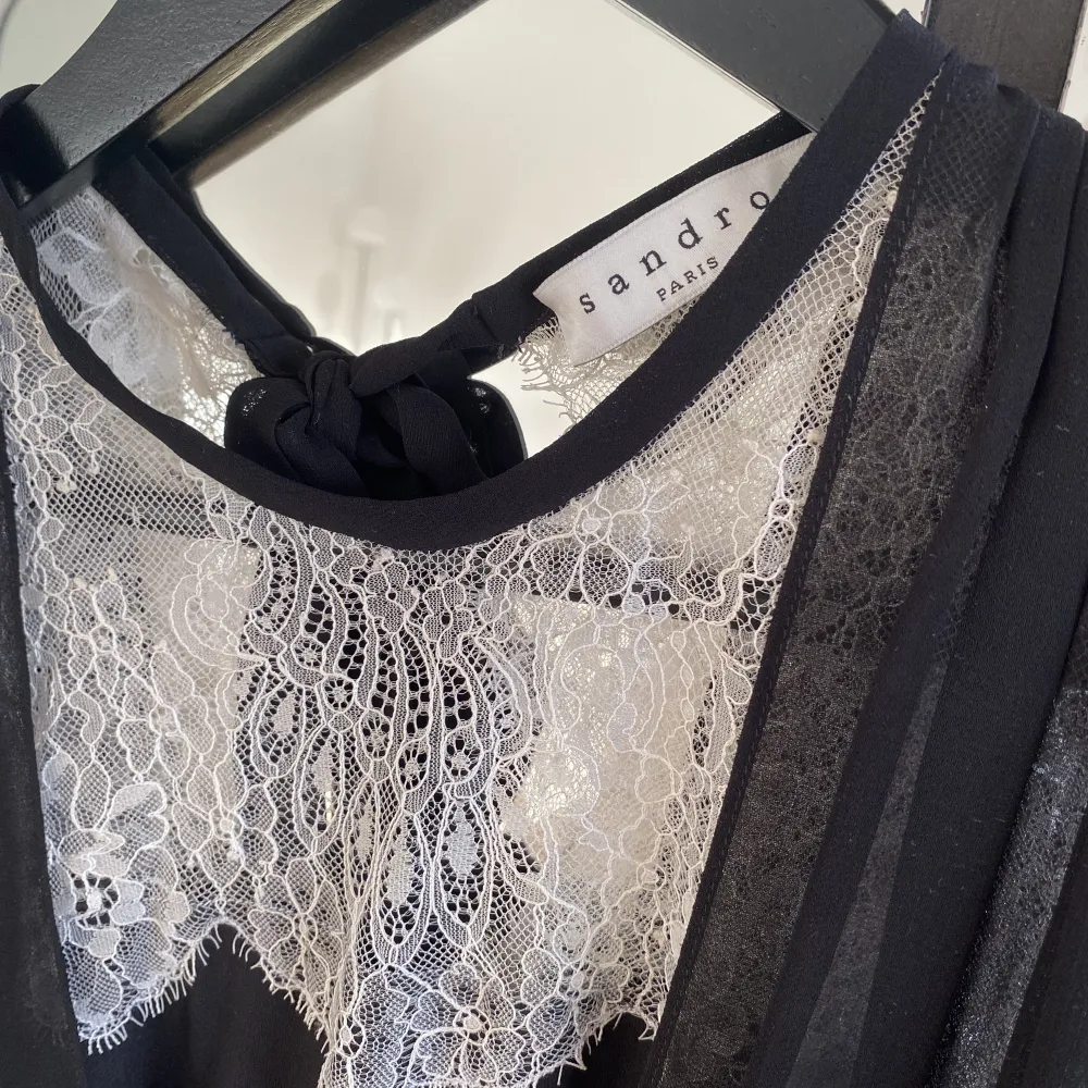 Sandro Paris klänning i mycket bra skick! 🖤En favorit men kommer ej till användning! Köptes på NK för 1800kr, säljer för 600kr🪩✨. Klänningar.