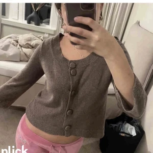 Stickad kofta  - Sjukt snygg stickad kofta köpt här på plick💘