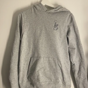 Hoodie, Margaux - Grå hoodie med en liten apa på från kids brand store, strl 170. Använt få gånger men säljer då den inte kommer till användning längre. 150 ink frakt🫶🏼