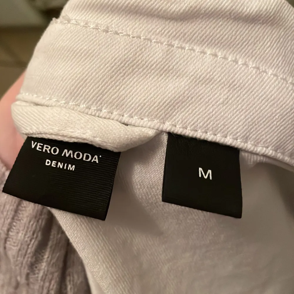 Vit jeansjacka från vero moda stl M. Jackor.