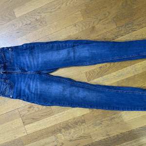 Jeans från Gina tricot i storlek S Molly highwasted jeans   Använda endast ett par gånger  