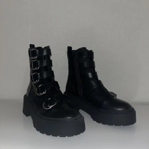 Kängor från Nelly.com - Helt oanvända kängor från Nelly.com Storlek 38