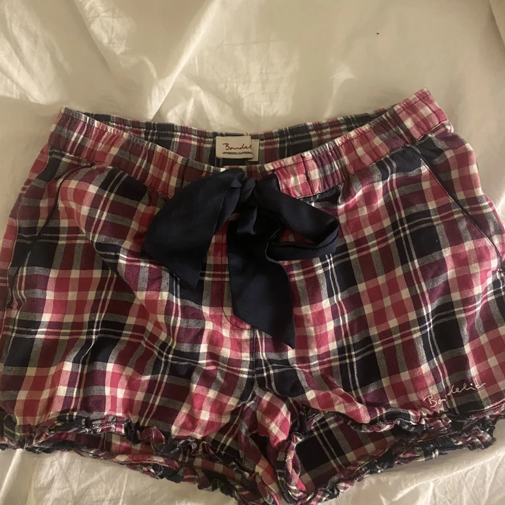 Säljer dessa jättefina pyjamas shorts. Det är i jätte bra skick o fint märke!🫶. Shorts.