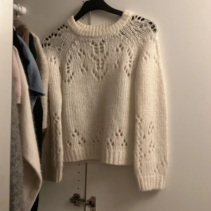 Stickad vit tröja  - Säljer denna jättefina stickade vita tröjan, vet ej märket då den ej har ngn lapp❤️❤️ skulle säga att den är xs-s💕