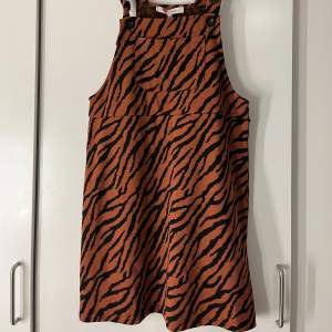 Dress with zebra print, size M, new with price