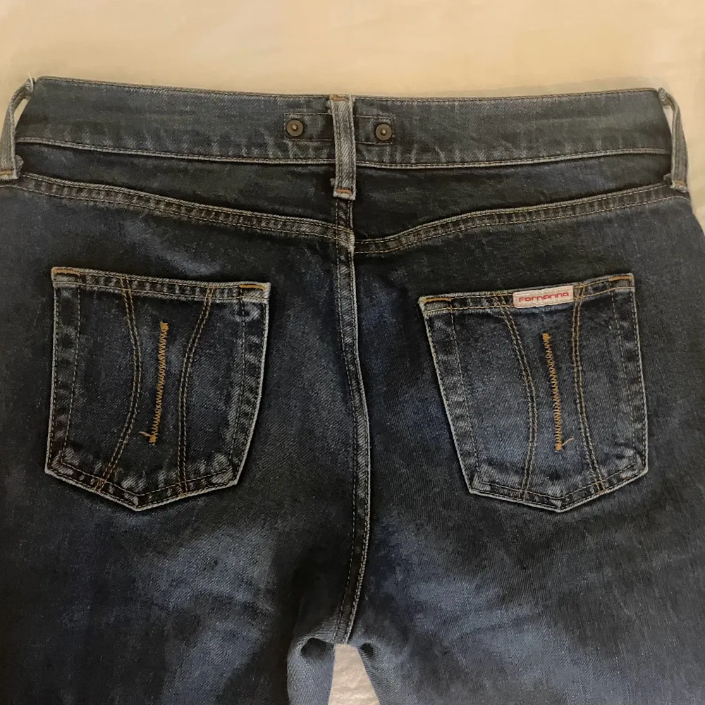 Bootcut lowwaist jeans från fornarina, jättebra skick! Har sytt upp de lite längst ner för att passa i längden på mig som är 168, men går att sprätta upp! Storlek 29 men passar mig som vanligtvis har storlek S 💕. Jeans & Byxor.