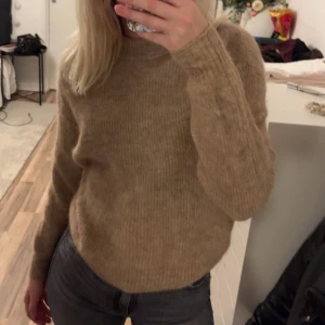 Biege stickad tröja  - Biege/brun stickad tröja aldrig andvänd lite stickig men med tröja under är det ingen fara