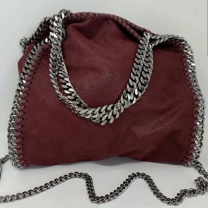 Stella McCartney väska - Kollar intresse på min superfina Stella McCartney falabella väska i vinröd, storlek mini 💕 är inte säker på att jag vill sälja! Öppen för byten ❤️ bud på 4500kr