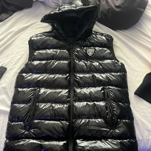 Polo Vest Glans - En ny Polo vest som är i bra skick, Ny kostar 1500 mitt pris 500.