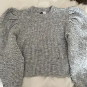 Säljer denna sjukt fina stickade tröjan med puffärm från hm. Använt 1 gång (juldagen) så den är som ny!!❤️‍🔥❤️‍🔥 skriv för fler bilder <3