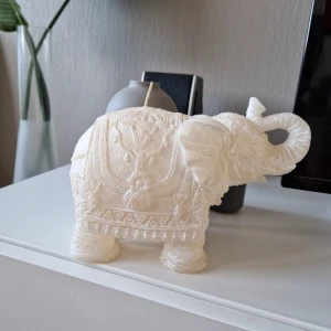 Elefant-ljus - Jättevackert ljus i form av an elefant. Ljuset är ganska stort. Färgen är i benvit/offwhite. Köpt på Zara Home. Aldrig tänt ljuset som ni kan se på bilden. Funkar också utmärkt som supersnygg inredningsdetalj.