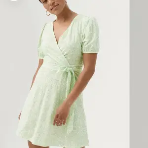 Säljer denna fina gröna klänning från Gina Tricot i storlek XS, säljs då den inte riktigt är min stil längre💚