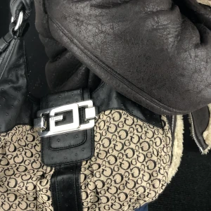 Guess väska  - Guess väska i fint skick. Skriv vid fler bilder eller frågor!💗