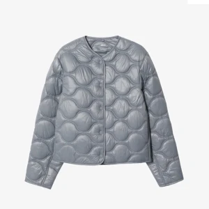 Vårjacka - Supersnygg och populär ”allvädersjacka” ifrån mango! Så cool och speciell färg. Denna vår verkligen att använda såå mycket asså både under våren, hösten, och sommarkvällar😍😍strl M men passar även mig som brukar vara S