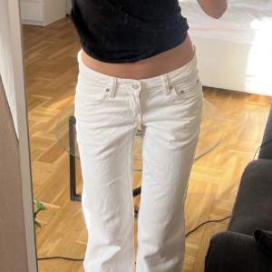 Säljer två par jeans med väldigt låg midja i modellen arrow från weekday. De svarta är i använt skick och de vita är knappt använda. Köp båda för 400kr eller ett par för 250kr. Frakt betalas av köparen💕💙jag är 170cm!!!