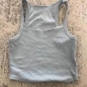 Blåt , linne, magtröja  - Jag har klippt den i halsen så den blir lägre det är därför sömnen ser konstig ut.