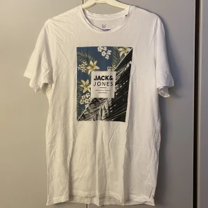 Jack&jones thsirt - Jack&jones T-shirt köpt på barn avdelningen, storlek 176 men sitter som en M i dam. Lång, min killkompis som e 193 testade den o den passar bra i längden.